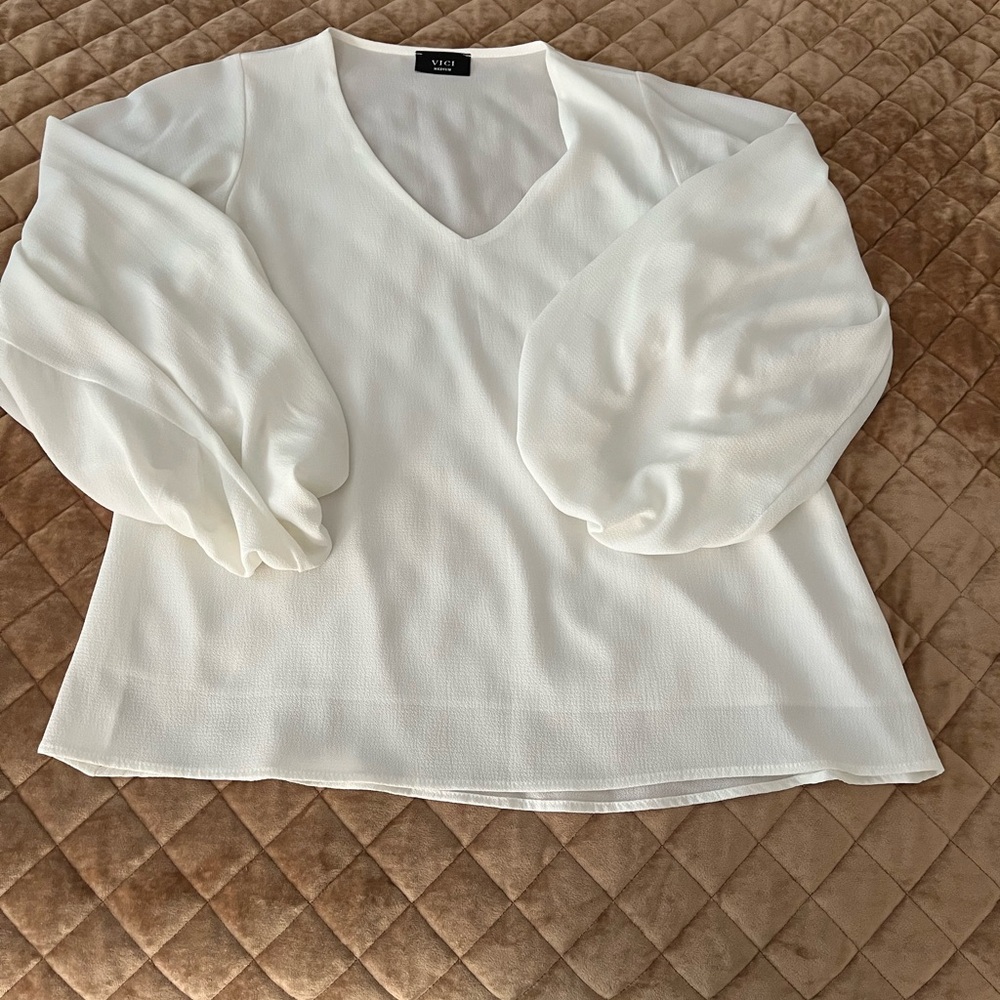 Vici Elegant V-Neck Blouse in Cream